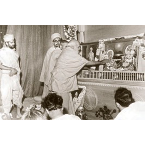Mahant Swami accompanied His Holiness Yogiji Maharaj to the UK in 1970.

During the visit, Yogiji Maharaj inaugurated one of the first Hindu mandirs in the UK and the first Swaminarayan mandir in the Western hemisphere, in Islington, north London. 
