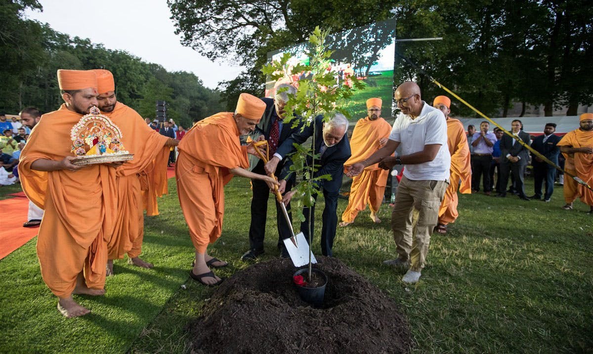 His Holiness Mahant Swami Maharaj plants a tree in Toronto, Canada.
