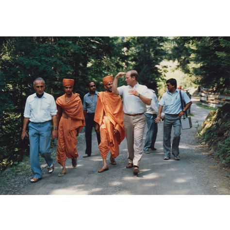 Mahant Swami led a group of swamis and volunteers on a research trip around the world for the upcoming Swaminarayan Akshardham in Gandhinagar.