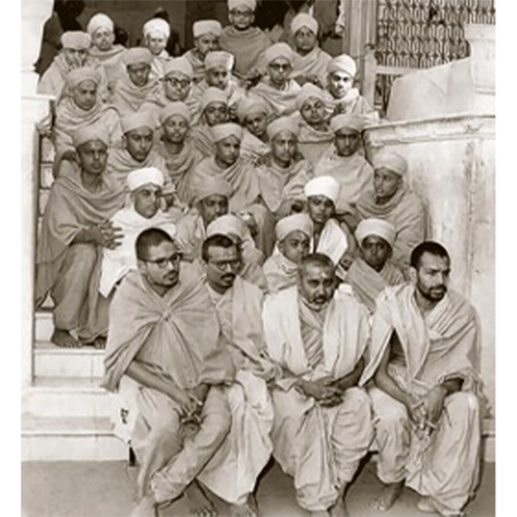 Following the passing of His Holiness Yogiji Maharaj in 1971, Mahant Swami continued to serve under the spiritual leadership of His Holiness Pramukh Swami Maharaj.

His humility and dedication to service inspired youths who had recently joined the monastic order.
