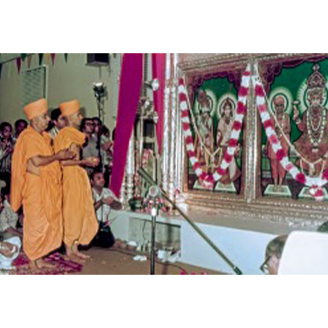 Mahant Swami accompanied His Holiness Pramukh Swami Maharaj on a spiritual tour of East Africa, UK, North America and South Africa in 1977. He travelled extensively and willingly accepted various hardships to nurture and guide devotees and well-wishers.