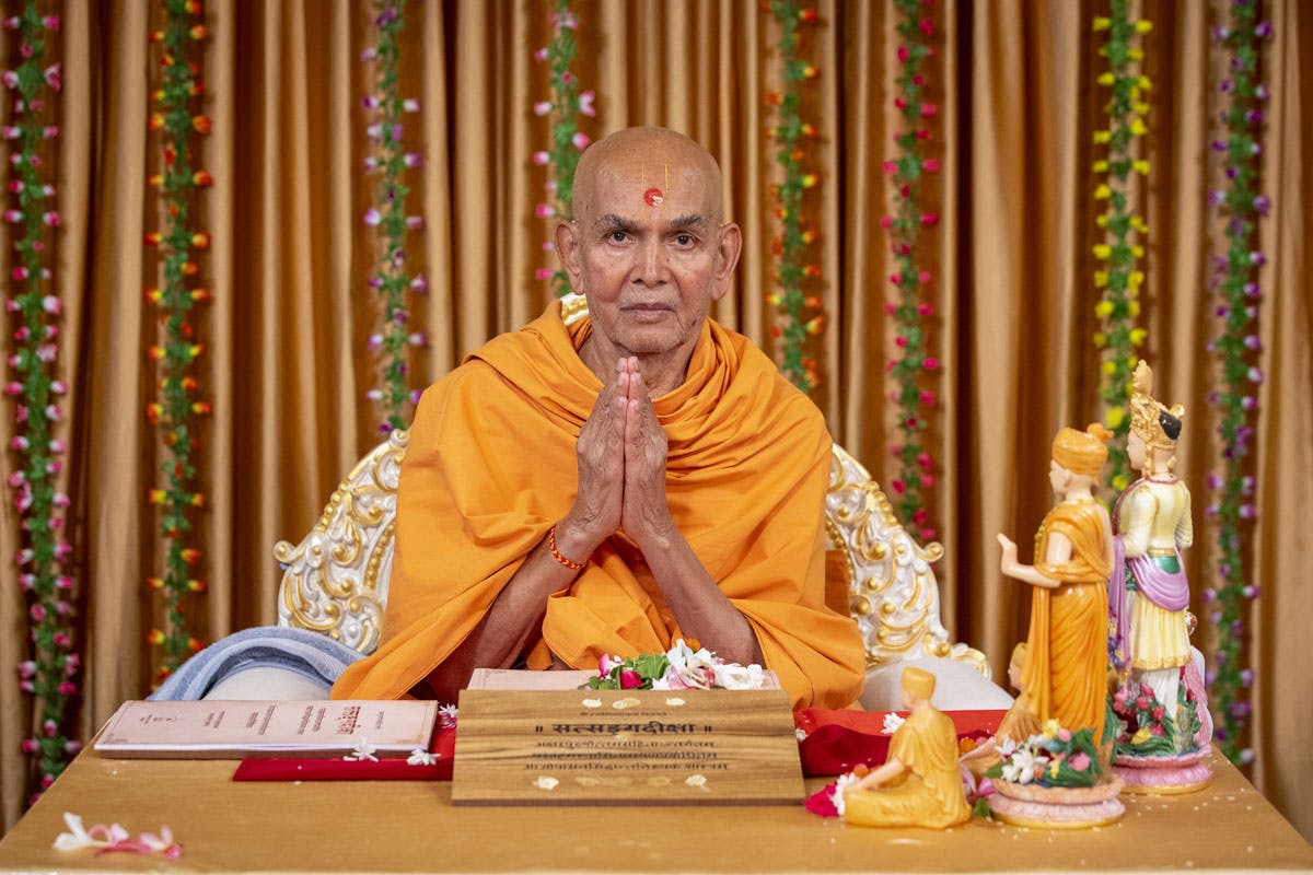 His Holiness Mahant Swami Maharaj with folded hands.
